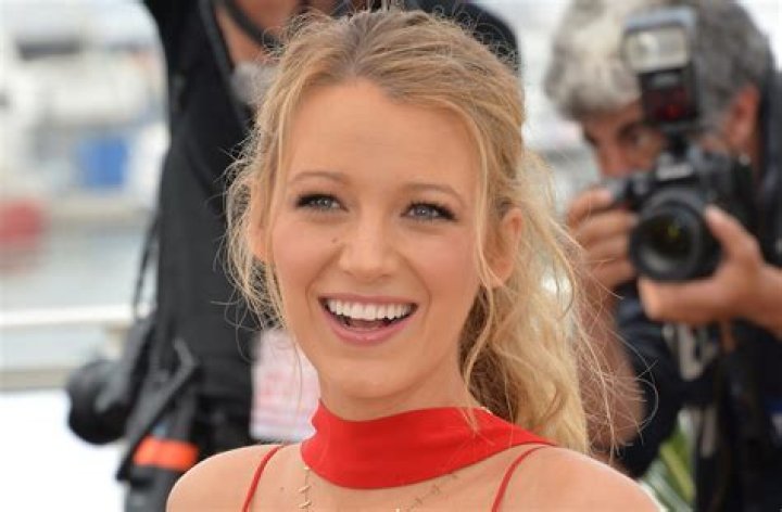 Blake Lively in Black Workout Gear Shows Off Toned Physique 