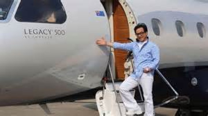 Does Steve Harvey Own A Private Jet? – Celebrity